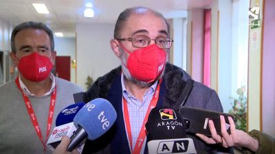 Javier Lambán, contestando a las preguntas de los periodistas.