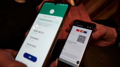 Un usuario muestra su pasaporte Covid a través del teléfono móvil./ Foto: EP