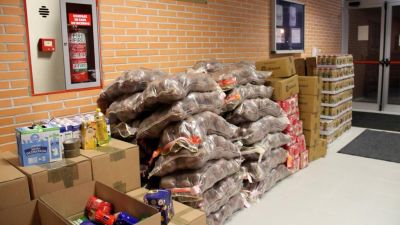 Una imagen de la gran cantidad de alimentos recogidos por el Patatas Gómez este año.