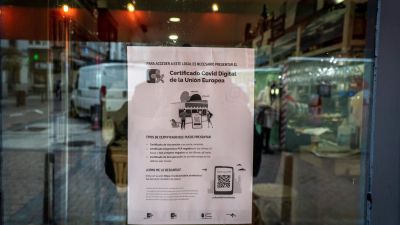 Cartel informativo a las puertas de un restaurante acerca del pasaporte COVID de sus clientes. (EFE/Román G. Aguilera).