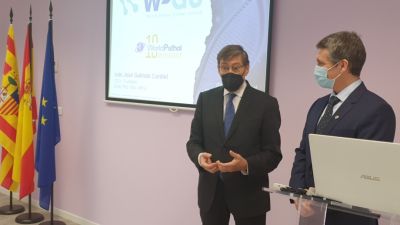 Arturo Aliaga (a la izquierda), durante su visita a la empresa WorldPathol. / Foto: Gobierno de Aragón
