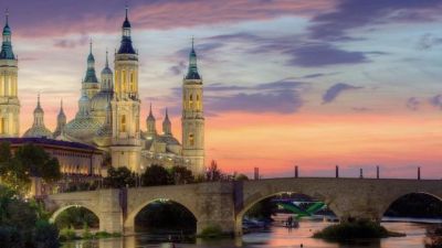 Imagen de la Basílica del Pilar con el puente de Piedra. / Turismo Aragón