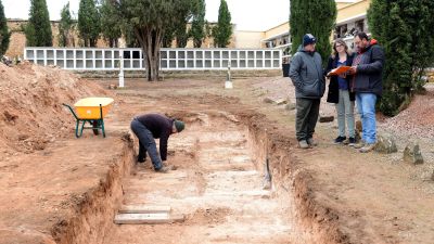 Catas de la Asociación Pozos de Caudé en el cementerio. / Foto: Ayto. Alcañiz