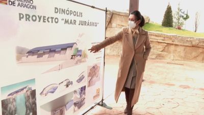 La directora de Dinópolis, Higinia Navarro, durante la visita del consejero Aliaga este jueves en el parque paleontológico.