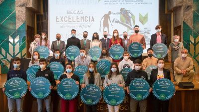 Imagen de los premiados con la beca. Foto: Caja Rural.