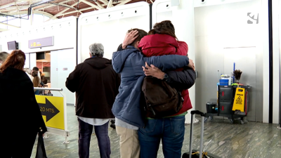 Abrazo en el aeropuerto de Zaragoza tras la llegada de un viajero por Navidad.