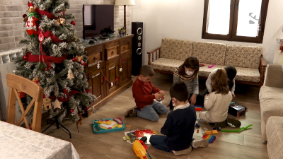 Una familia disfruta de la Navidad en una casa rural de Teruel.