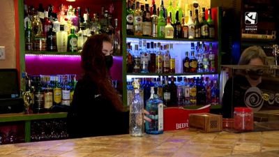 Empleadas detrás de la barra en la Sala Edén de Huesca.