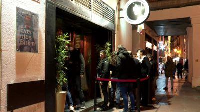 Clientes a la entrada de un local de ocio nocturno en Zaragoza.
