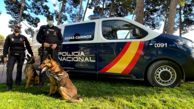 Los policías Laura G. y Sergio L. con sus perros adiestrados.