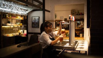 Una camarera, en la barra de un bar. / Foto: Europa Press