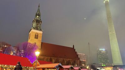 Ambiente en el mercado navideño ‘Weihnachtszeit’ de Berlín, este miércoles. / JSM