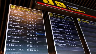 Cartel de llegadas de un aeropuerto / Europa Press.