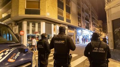 La Policía Local y la Policía Nacional colaboran en un dispositivo especial para evitar botellones. / Europa Press.