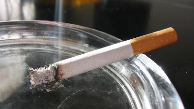 Cigarrillo en un cenicero.