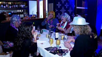 Un grupo de personas celebra la Nochevieja en Zaragoza.