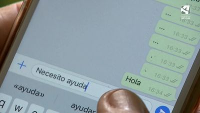 Una mujer escribe por un chat de WhatsApp solicitando ayuda.