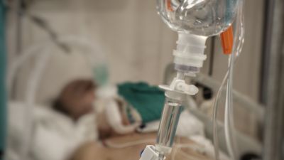 Un paciente con COVID-19, ingresado en la UCI del Hospital. / Foto: EP