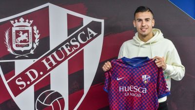 Jordi Cano posa con su nueva camiseta. Foto: SD Huesca.