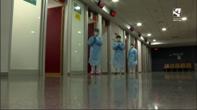 Tres enfermeras aguardan la llegada de pacientes a los boxes.