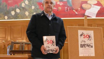 Pepe Arbués, con un ejemplar de su libro. / Foto: Miguel Ramón.