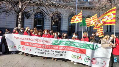 Protesta de los trabajadores de la Zona Azul, Z + M, de Zaragoza, en la plaza de España. / Europa Press.