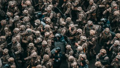 Policías antidisturbios vigilan una calle en Almaty. / EFE