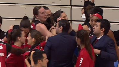 Las jugadoras de Casademont Zaragoza, tras un tiempo muerto en Leganés.