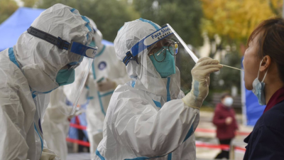 Dos sanitarios realizan pruebas diagnósticas para detectar COVID-19 en China. Foto: EFE.