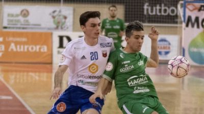 Alberto Inés disputa un balón durante el partido contra el Osasuna.