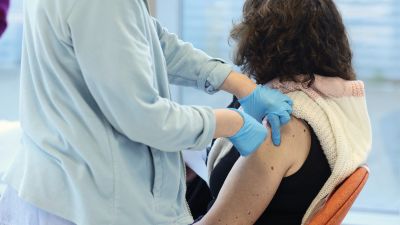 Una persona recibe una vacuna contra la COVID-19. / Europa Press.