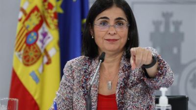 La ministra de Sanidad, Carolina Darias, da la palabra a uno de los periodistas durante la rueda de prensa de este miércoles tras la reunión del Consejo Interterritorial.