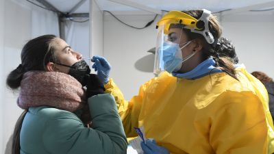 Una sanitaria realiza una prueba diagnóstica. /Foto: EFE.