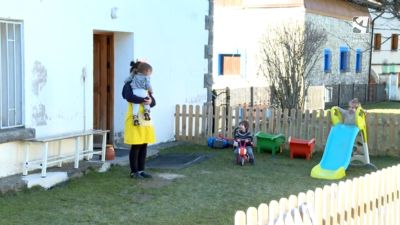 Julieta Fleitas en la guardería de Villanúa, donde trabaja en la actualidad.