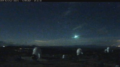 Destello de un cuerpo celeste en medio de la noche.