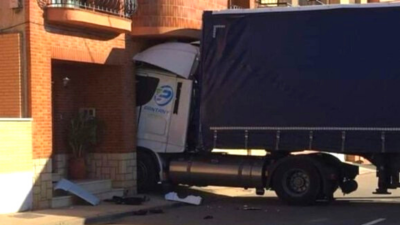 Fotografía del camión impotrado en una vivienda de Cariñena. / Fuente: @SocialDrive_es.