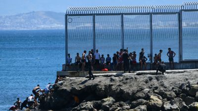 Imagen archivo de un grupo de migrantes marroquíes en las inmediaciones de la valla de Ceuta en mayo de 2021./ Foto: Europa Press