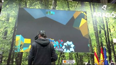 Un visitante de Fitur en un estand de Aragón frente a un cuadro mudéjar.