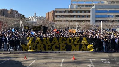 Cientos de aficionados se han concentrado frente a la puerta de acceso al palco de La Romareda.