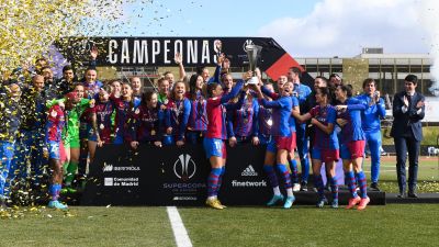 Mapi León, tercera de la fila inferior por la izquierda (4), celebra el título con sus compañeras.