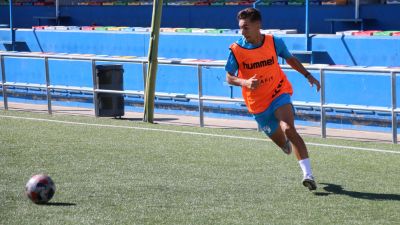 Javi Valdés, en un entrenamiento con el CD Ebro esta temporada.