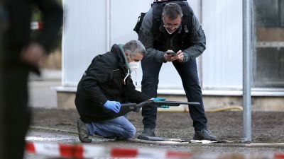 La Policía examina unas armas encontradas en el lugar de los hechos. / Foto: EFE