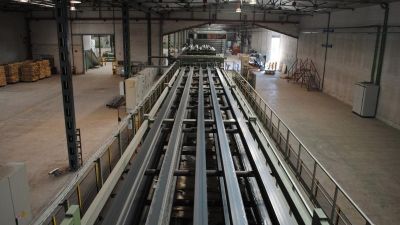 Imagen del interior de las naves municipales que ocupará la empresa. / Foto: Ayto. Calatayud