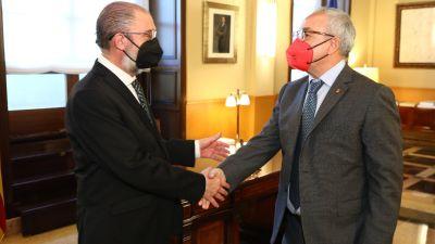 Javier Lambán y Alejandro Blanco estrechan las manos este martes en la sede del Gobierno de Aragón. / GOBIERNO DE ARAGÓN