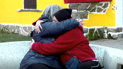 La secretaria general del Centro de Solidaridad, Elena Palacio, abraza a una de sus asistentes, Carmen.