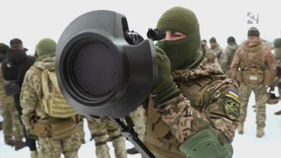 Soldados ucranianos prueban el material militar enviado por Reino Unido.