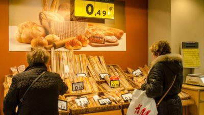 Dos mujeres realizan la compra en un supermercado. / EUROPA PRESS
