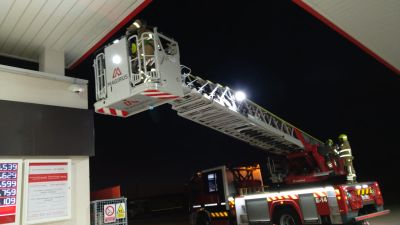 Varios bomberos reparan el techo de una gasolinera de Villanueva de Gállego. / Foto: Ayto. Zaragoza
