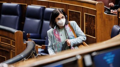 La ministra de Sanidad, Carolina Darias, en una sesión plenaria, en el Congreso de los Diputados. / Europa Press