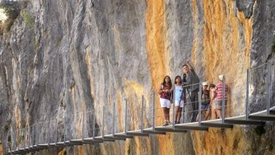 Un grupo de turistas, en las pasarelas de Alquézar, que en 2021 registraron más de 126.000 visitas. / Turismo de Aragón